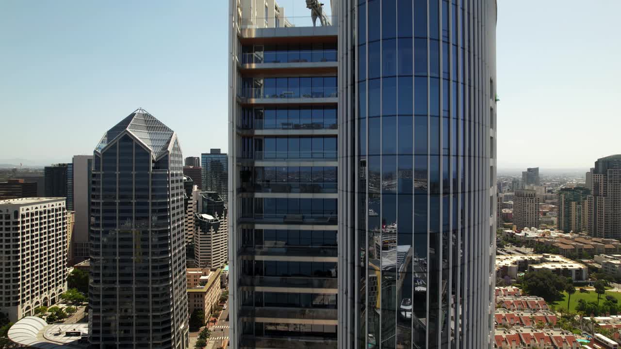 Drone che si alza sopra gli edifici sulla Pacific Highway nel centro di San Diego a mezzogiorno, rivolto a est con chiara visibilità diurna