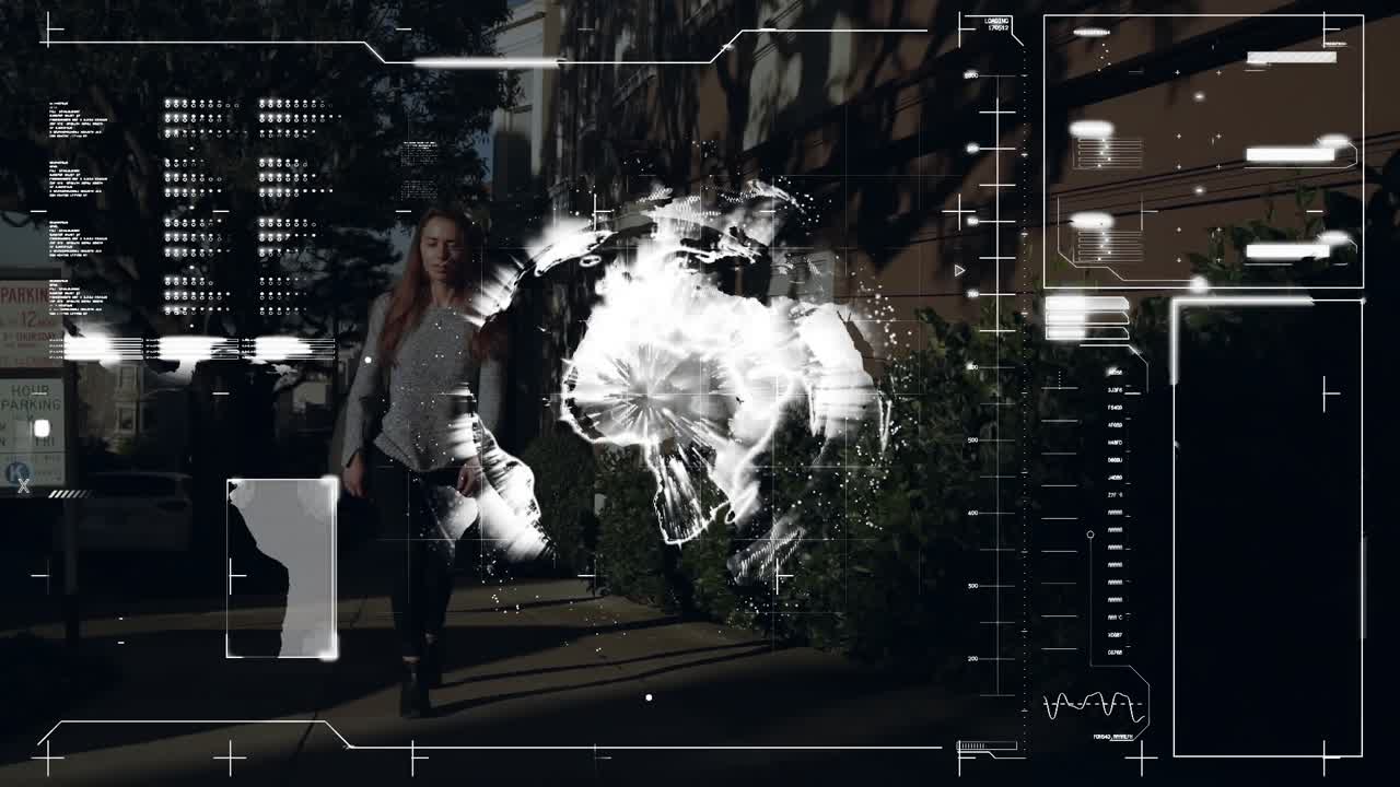 Donna che cammina su un marciapiede soleggiato, all'entrata nell'inquadratura rendering HUD di una scansione 3D, che la traccia per la tecnologia
