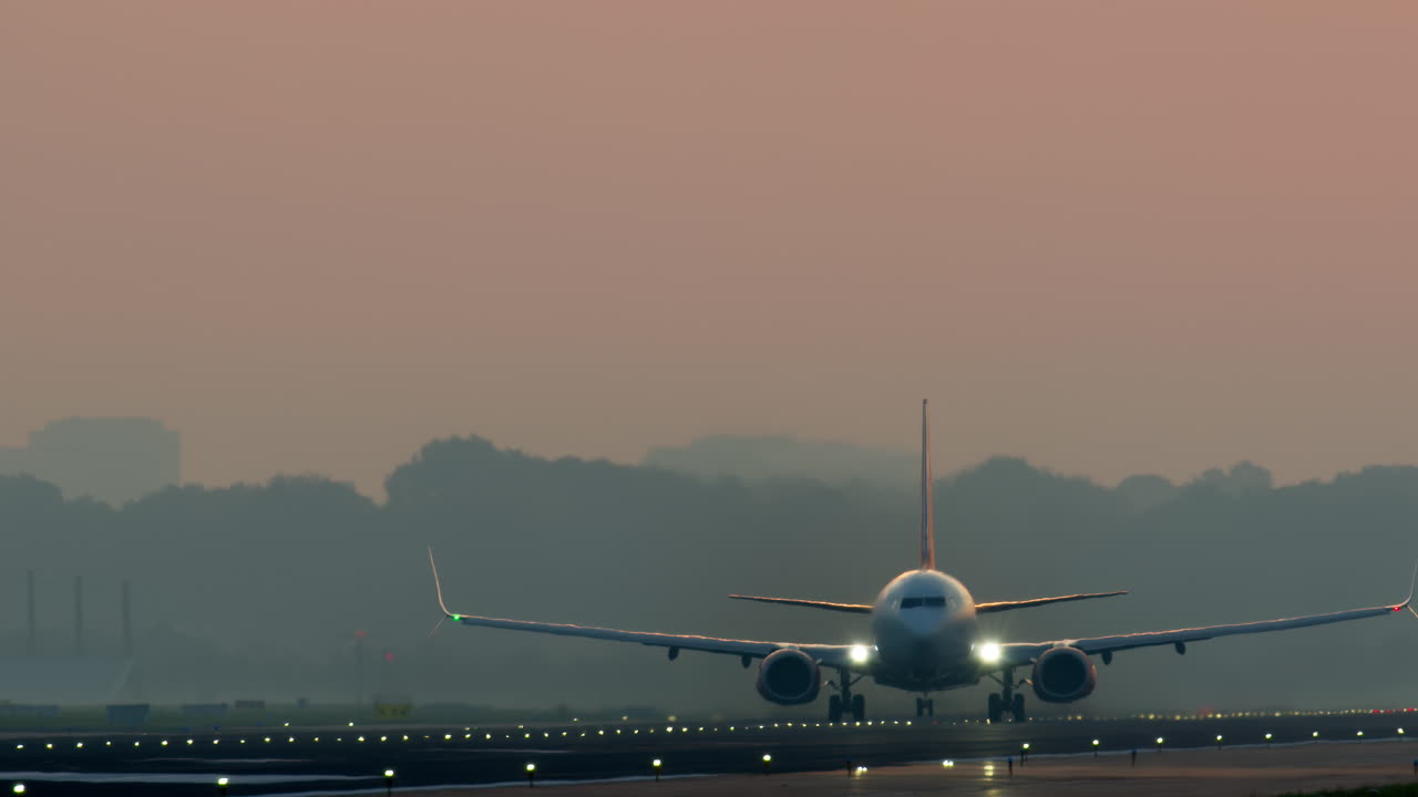 aterrizaje del avión al atardecer