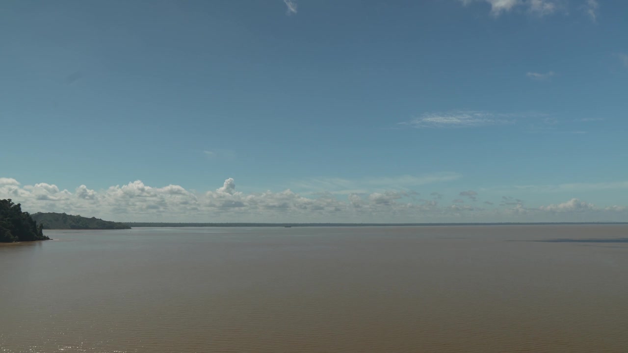 Il ponte più lungo della Malesia che attraversa un fiume, ha sostituito il servizio di traghetto Sebuyau-Triso di lunga data e riduce anche il tempo di viaggio per coloro che utilizzano la rete stradale costiera, Sarawak, Malesia