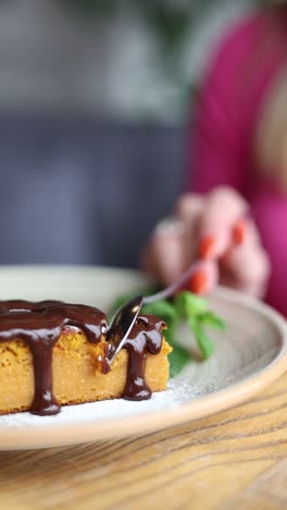 mujer comiendo un pastel de chocolate