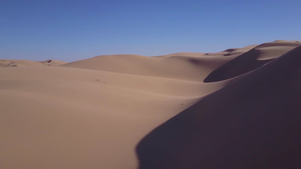 Dune buggy e ATV sfrecciano attraverso le Dune di Sabbia Imperiali in California 1.