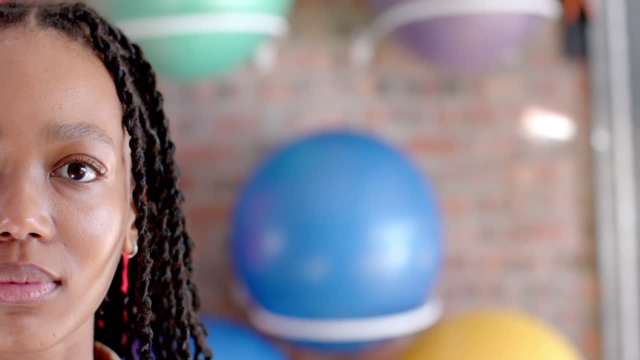 복사 공간을 가진 행복한 아프리카계 미국인 캐주얼 사업가의 반 초상화