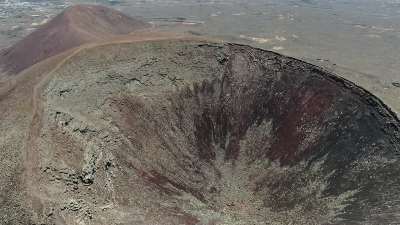 el sobrevuelo sobre el cráter de uno de los volcanes bayuyo es un conjunto de conos volcánicos que erupcionaron al mismo tiempo, siguiendo una línea casi recta