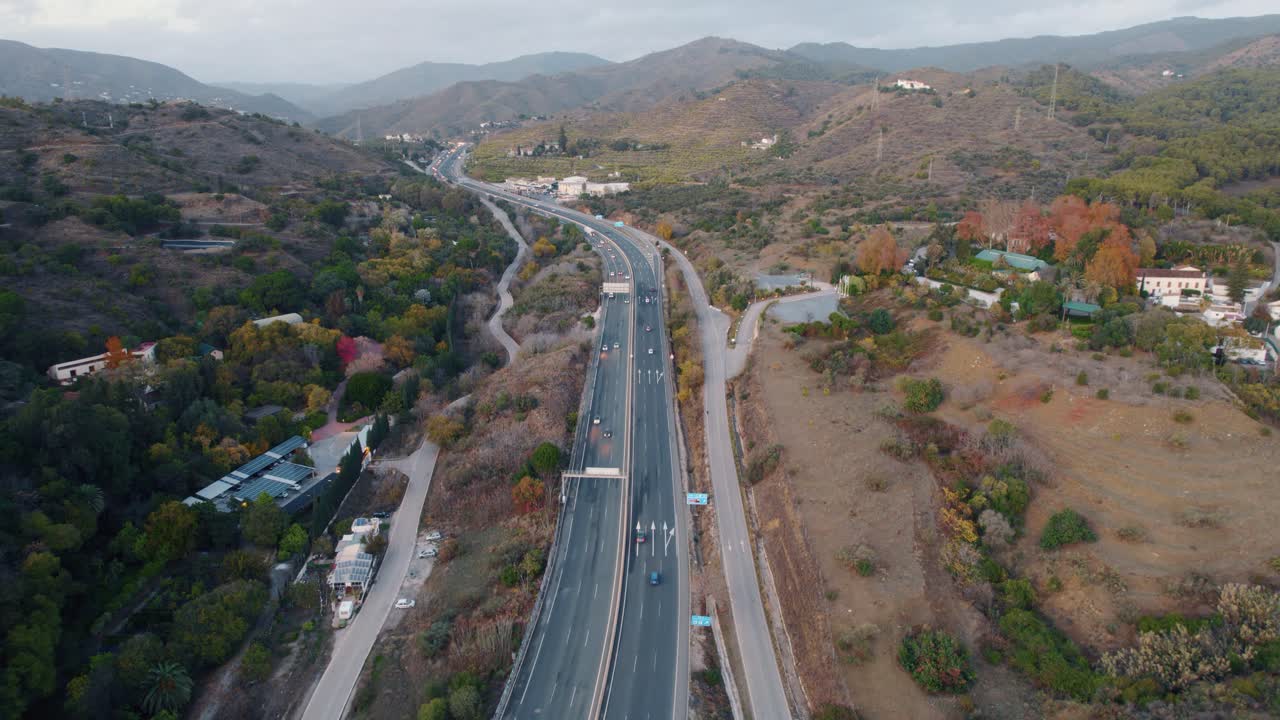 vista aérea sobre la autovia de malaga al lado del jardin botánico histórico - la concepción
