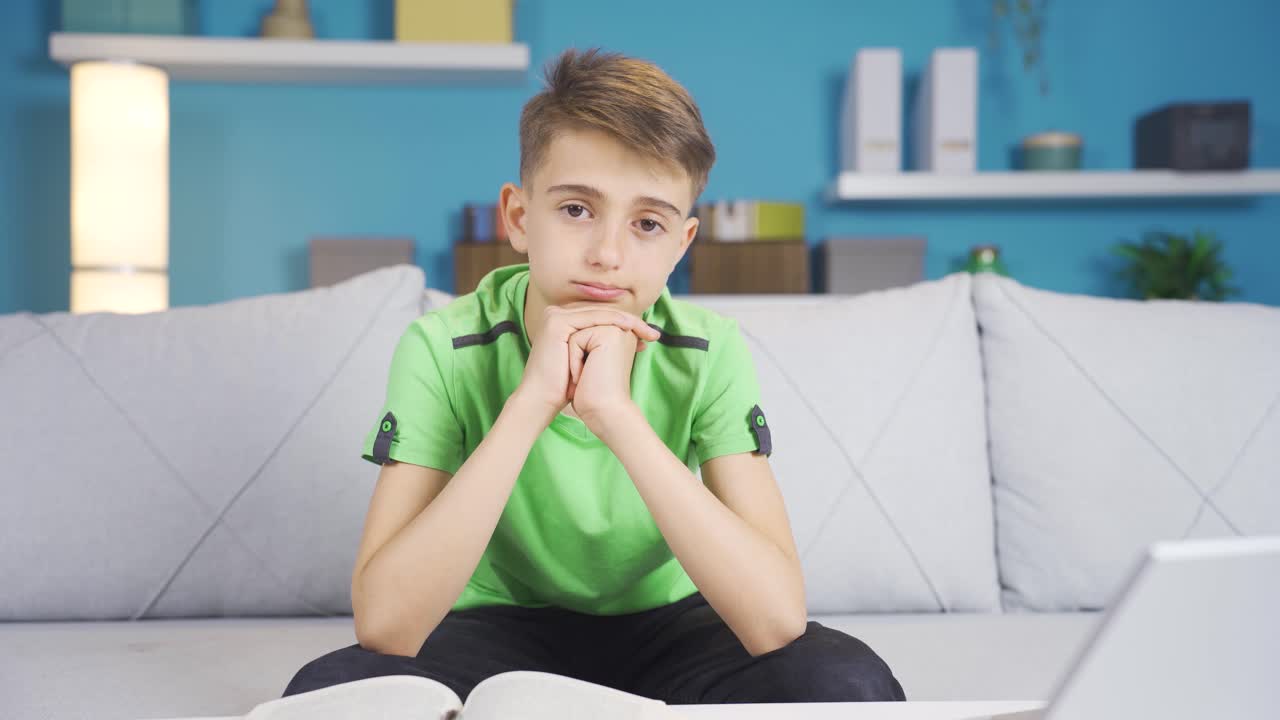 un niño muy aburrido en casa.