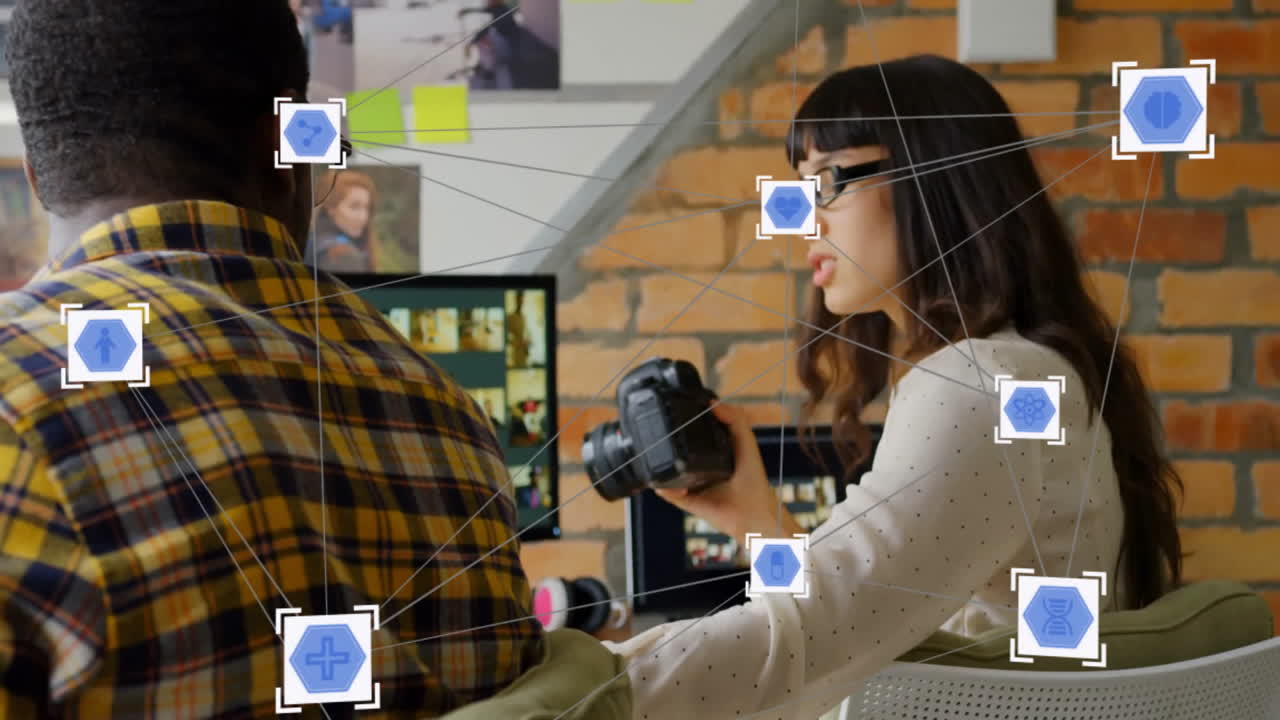 animación de la red de conexiones con iconos sobre diversos colegas con cámara