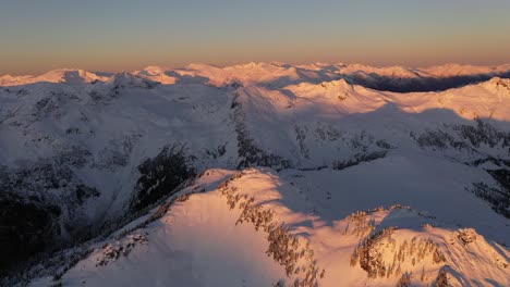 increíbles colores del amanecer en las montañas de columbia británica