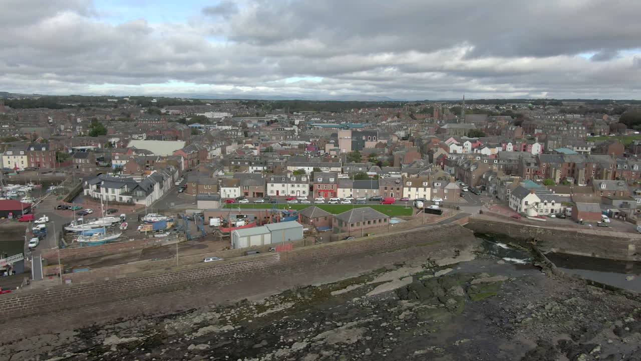 Una vista aerea del porto e della città di Arbroath in una giornata nuvolosa