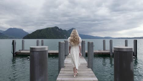 hermosa mujer vestida en el muelle del muelle en el lago de lucerna, suiza