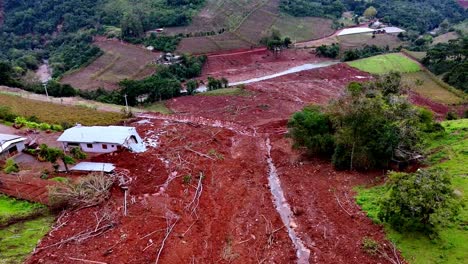 Casas-Arrasadas,-Peligro-De-Deslizamiento-De-Tierra,-Comunidades-Impacto-Calamitoso,-Aéreo