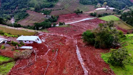 hogares arrastrados, peligro de deslizamientos de barro, comunidades impacto calamitoso, aéreo