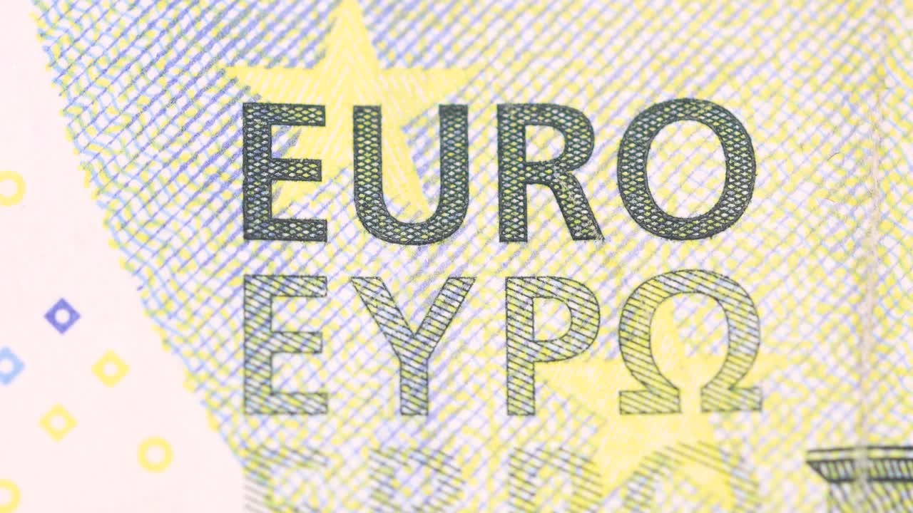 dettaglio della superficie della banconota da cinque euro di lettere stampate rotanti, ripresa macro