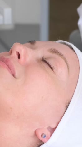 mujer recibiendo un tratamiento facial