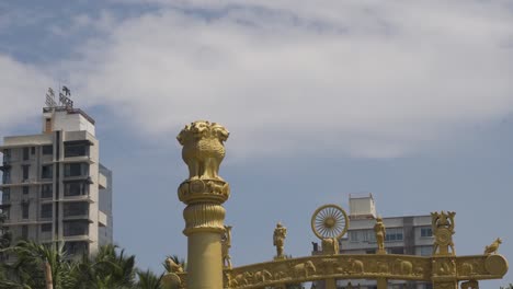 Estatua-De-Ashoka-Stambh-En-La-Playa-De-Dadar-En-Mumbai,-India