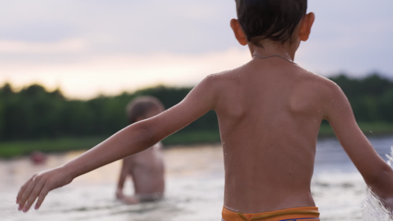 padre e hijos jugando en la playa