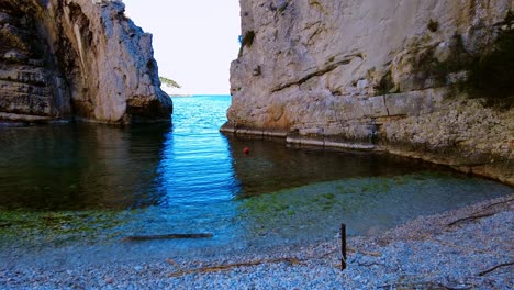 Toma-Manual-De-La-Playa-De-La-Bahía-De-Stiniva-En-La-Isla-De-Vis,-Croacia