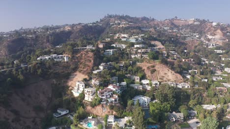 toma aérea súper amplia de mansiones esparcidas por beverly hills