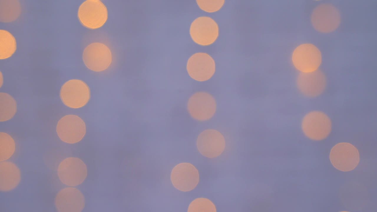 brillantes círculos de colores abstractos desenfocados luces de navidad fondo. luces de hadas borrosas. fuera de foco fondo de vacaciones árbol de navidad. bokeh de luz del árbol de xmas. tema de xmas y año nuevo. video 4k