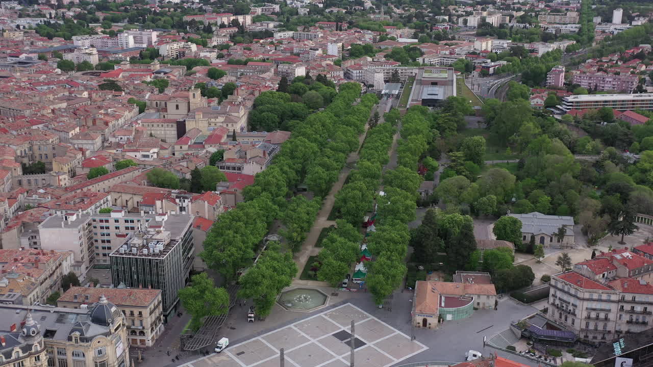 몽펠리에 에스플라네드 (montpellier esplanade) 에 있는 나무가 있는 골목길에서 드론이 아낸 사진입니다.