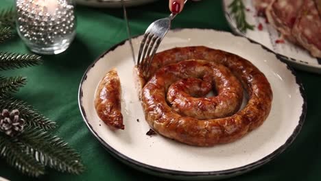 salchicha en espiral en la mesa de la cena de navidad