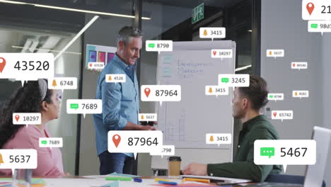 Animation-Von-Benachrichtigungsleisten-über-Einem-Manager,-Der-Seinen-Kollegen-Auf-Einem-Whiteboard-Die-Strategie-Erklärt