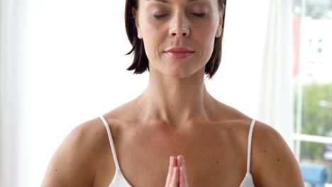 mujer relajándose con un movimiento de yoga