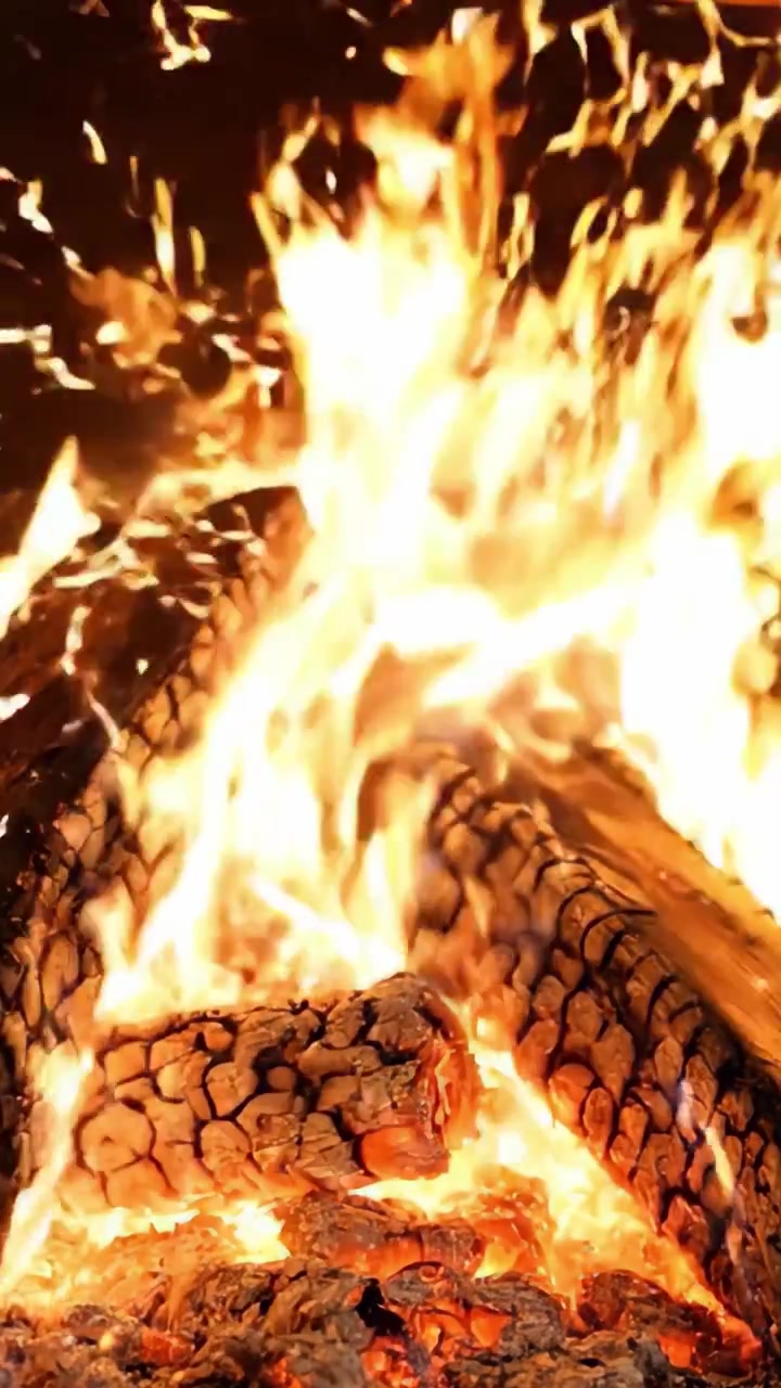 Fiamme affascinanti: Un viaggio ravvicinato nella danza di fuoco e legno, mostrando i motivi intriganti e i colori vivaci di un caldo bagliore.