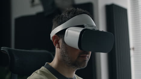 hombre con auriculares vr