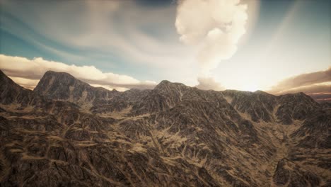 rayos de sol contra el telón de fondo de las montañas