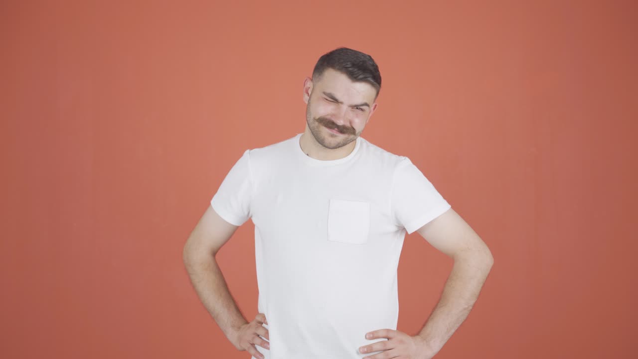 hombre guiñando el ojo a la cámara.