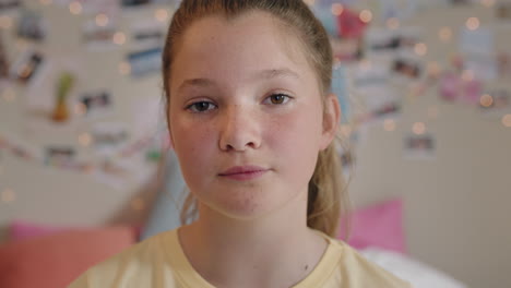 Porträt-Eines-Schönen-Teenager-Mädchens,-Das-Zu-Hause-Im-Schlafzimmer-Selbstbewusst-Aussieht,-Teenager-Selbstbildkonzept,-4K-Videos