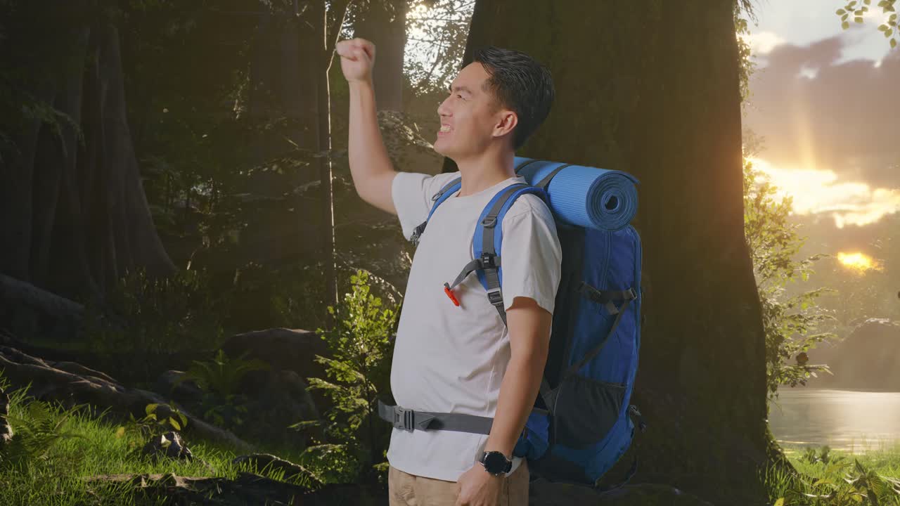 un caminante feliz en el bosque