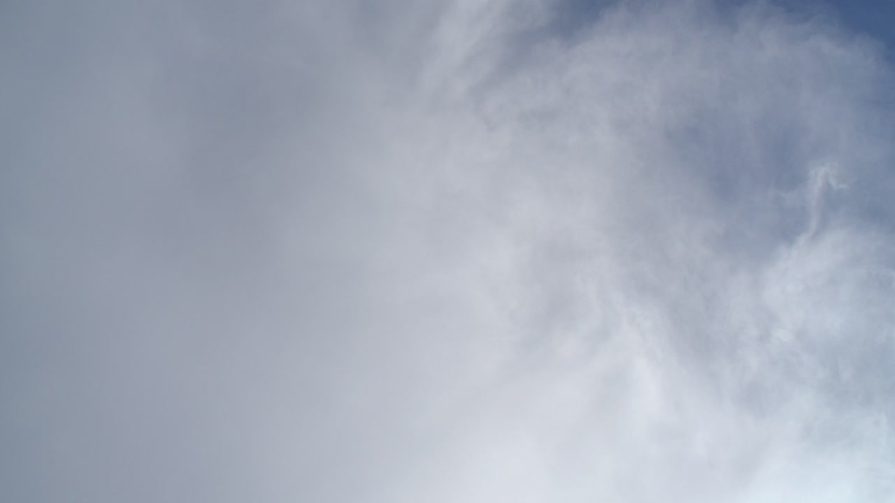 Time-lapse af skyer lige over hovedet, mens de suser forbi
