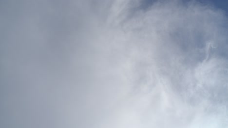 lapso de tiempo de nubes directamente sobre su cabeza mientras pasan volando