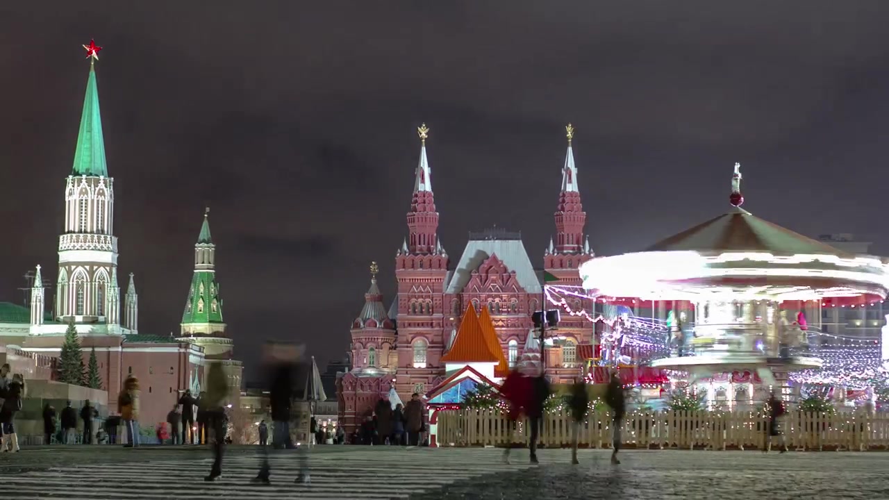 Vue nocturne de la Place Rouge avec décorations de Noël à Moscou, timelapse hyperlapse. La Place Rouge est un lieu populaire pour célébrer le Nouvel An et Noël la nuit