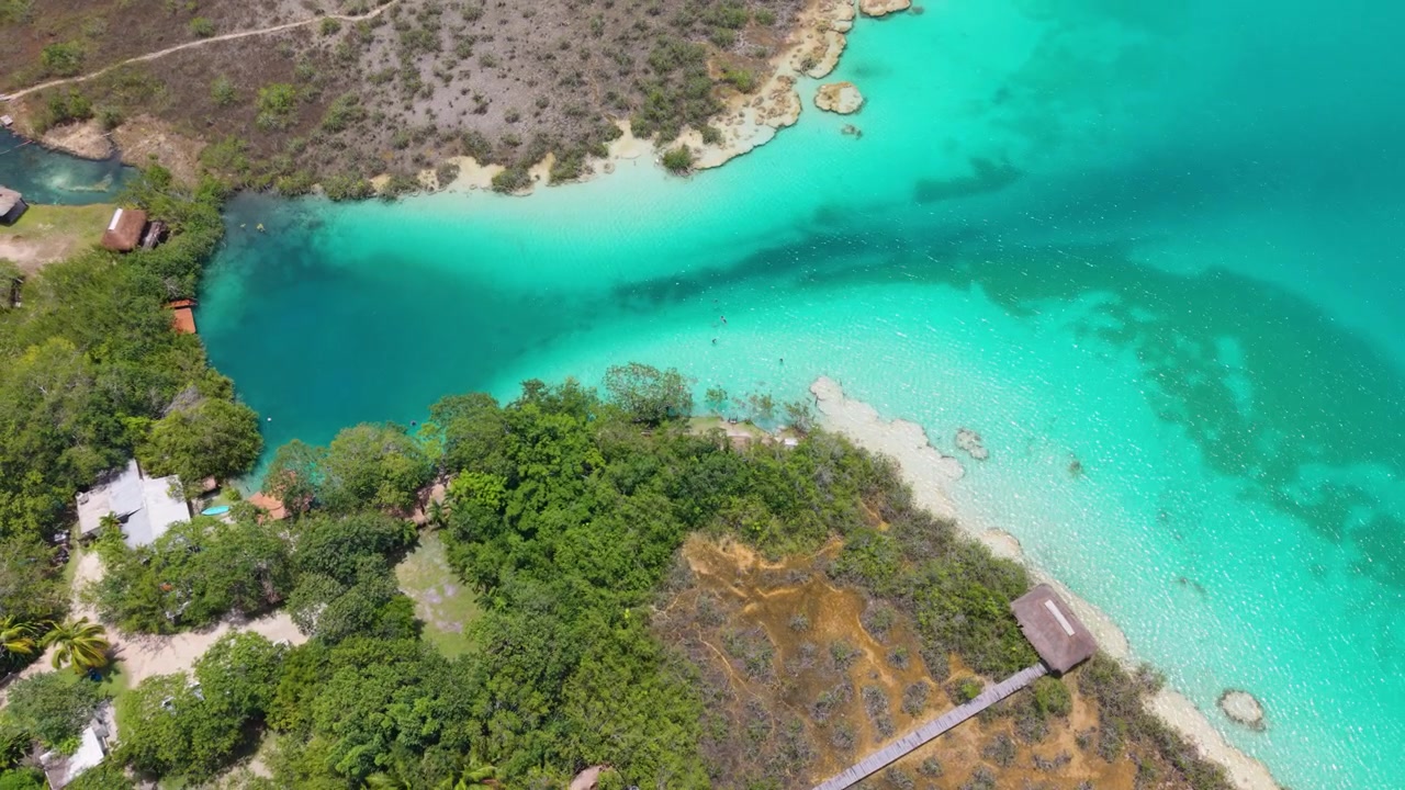 Veduta con drone della Laguna Bonanza nel sistema lagunare di Bacalar