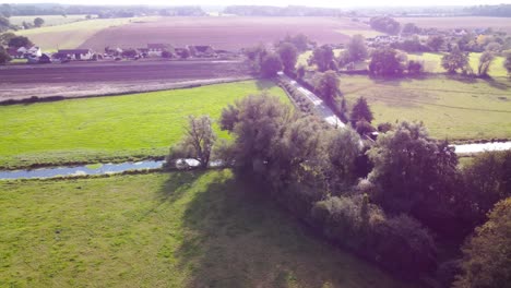 Antena:-área-De-Tierras-Agrícolas-Con-Canal-De-Drenaje-Y-Carretera-En-Inglaterra---Toma-De-Drones