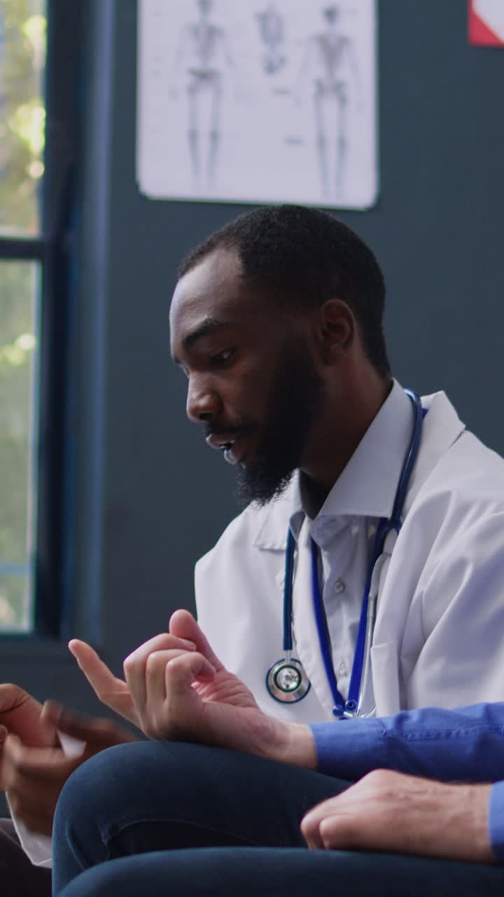 Vertical video: Practitioner measuring sugar level