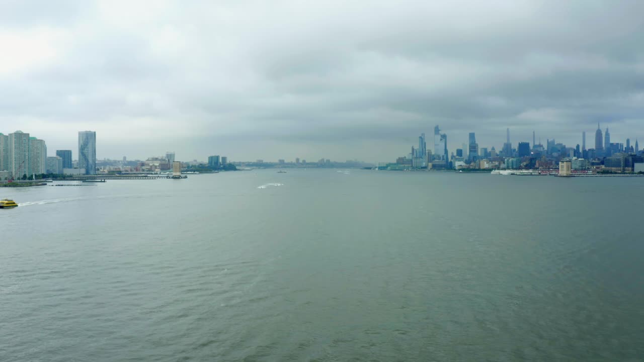 허드슨 강과 뉴욕시 스카이 라인의 파노라마 뷰