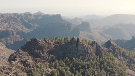 Schöne-Drohnenaufnahme-Eines-Bergpanoramas-Mit-Einem-Tal,-Gran-Canaria