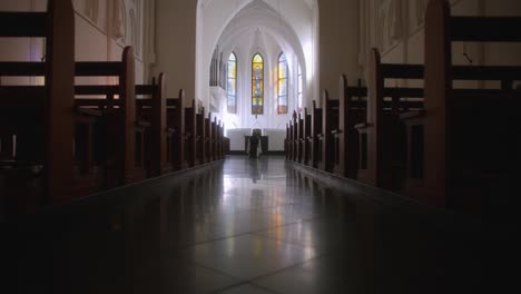 Camino-Sagrado-En-La-Iglesia-Asientos-Vacíos-Monje-Sentado-Frente-Al-Altar