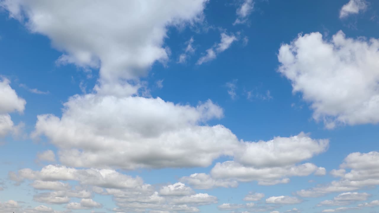 nubes de movimiento rápido parcialmente nubladas