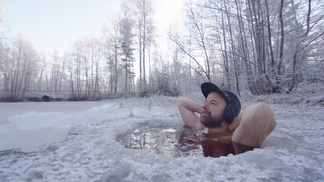 얼음 목욕하는 사람은 머리 뒤로 팔을 얹고 휴식을 취하며 세션을 시작합니다.