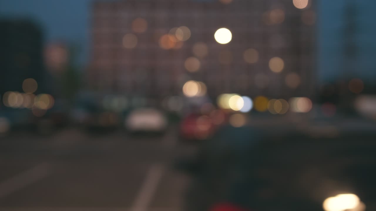 Sfocatura di movimento delle luci della città. Ripresa dall'auto.