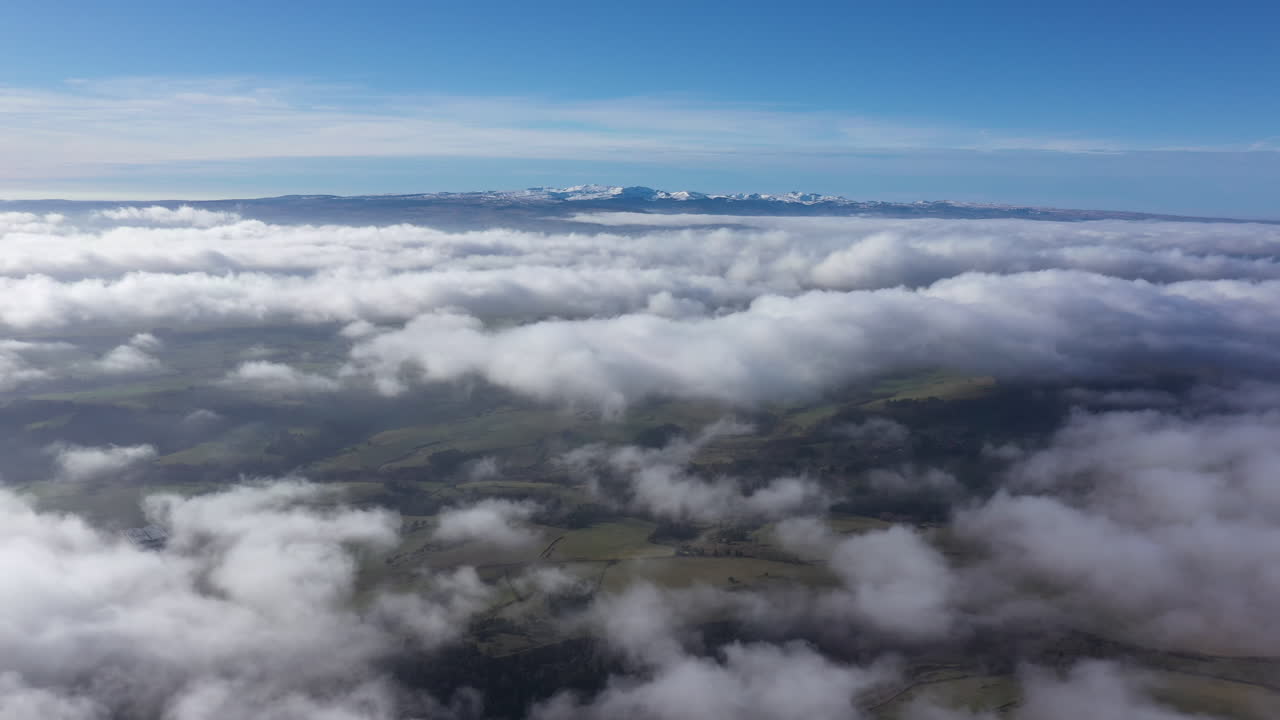 воздушный вид горного массива в центре над облаками пуй-де-санси, франция