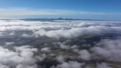 vista aérea de las montañas del macizo central por encima de las nubes puy de sancy francia