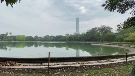 La-Vista-Del-42-Desde-Un-Estanque-Cercano,-El-Edificio-Más-Alto-De-Kolkata