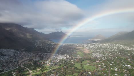 el arco iris en la bahía de hoot, ciudad del cabo