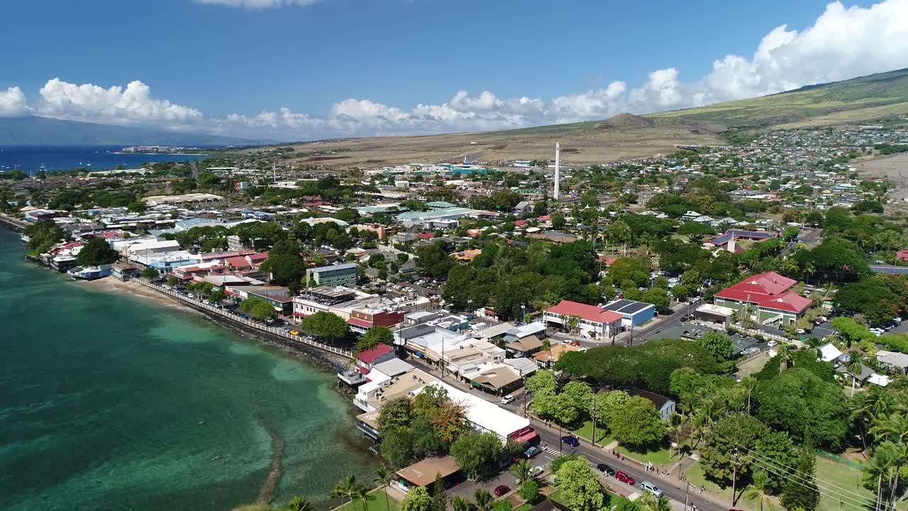 2023년 마우이 산불로 불타버리기 전에 마우이의 라하이나에 있는 역사적인 프론트 스트리트의 항공 촬영